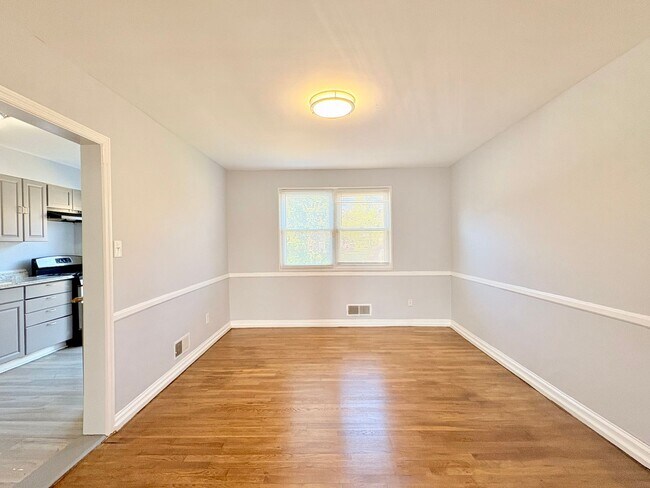 Foto del edificio - Charming Brick Home with Finished Basement, Modern Kitchen & Spacious Yard