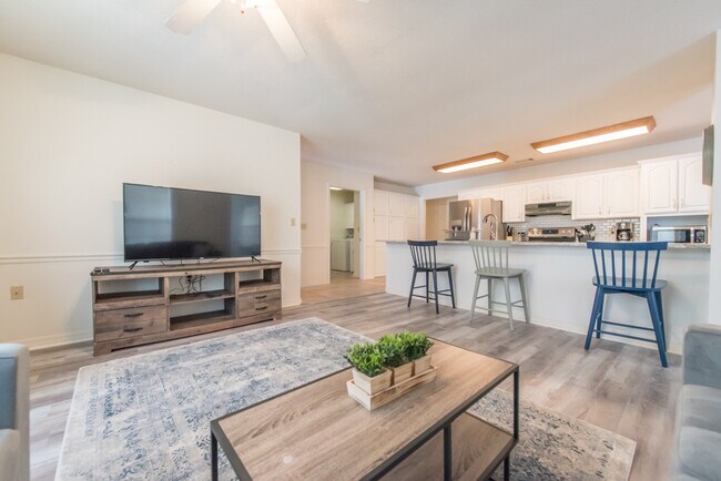 Building Photo - Jacksonville Crashpad (Private Room Rentals)