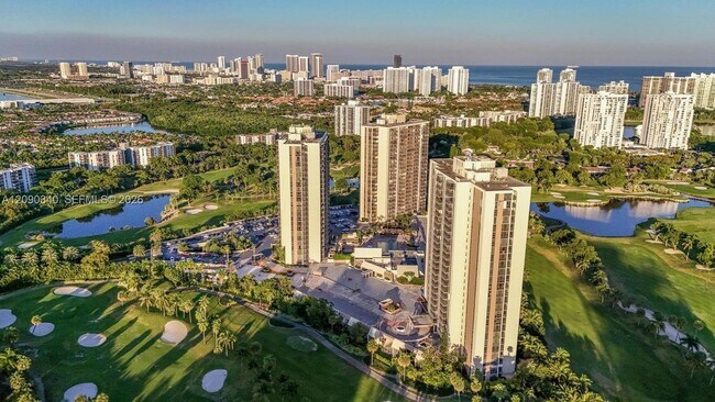 Foto del edificio - 20335 W Country Club Dr