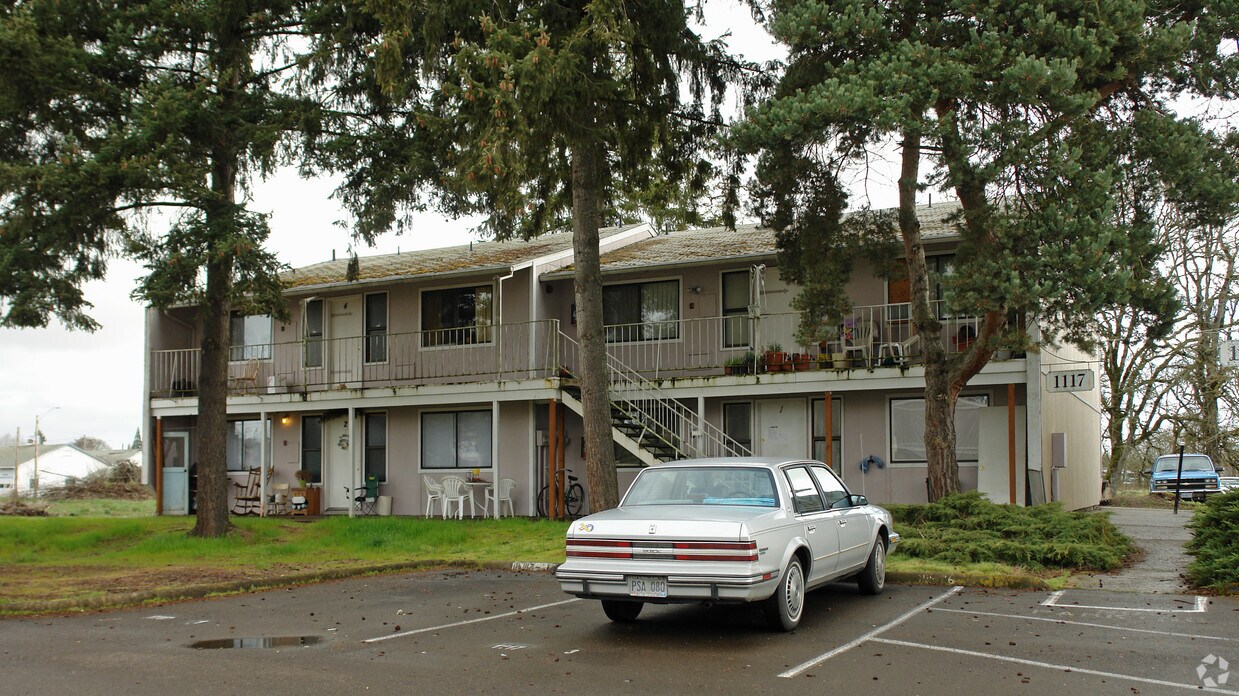 Building Photo - Oakcrest Apartments