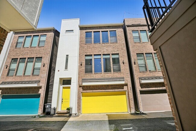 Building Photo - 209 Burr St