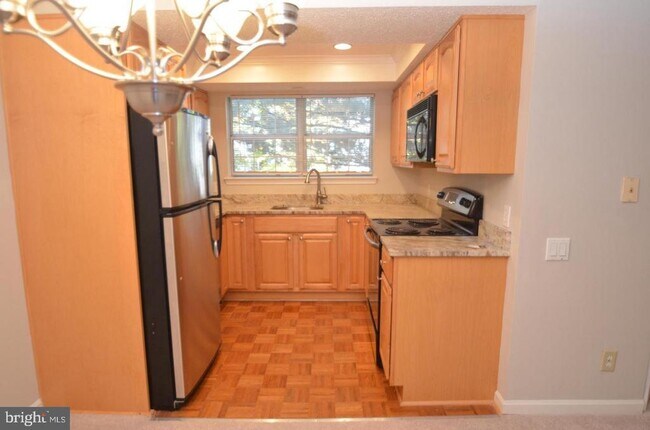 Foto del edificio - 3907 Golf Tee Ct