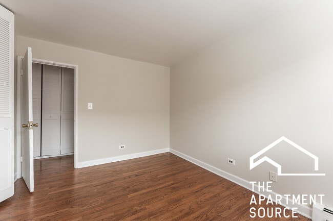 Building Photo - 5917 N Kenmore Ave