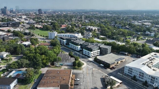  - DELUX WeHo