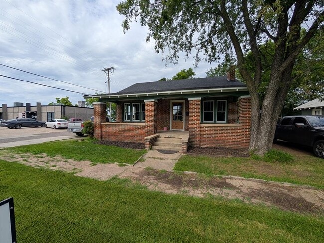 Building Photo - 216 N University Blvd