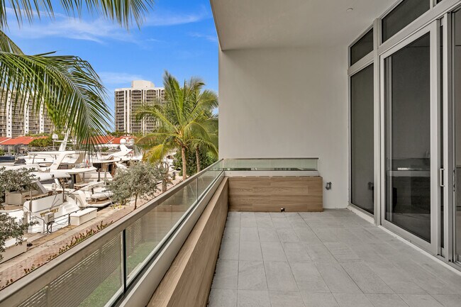 Foto del edificio - 3750 Yacht Club Dr