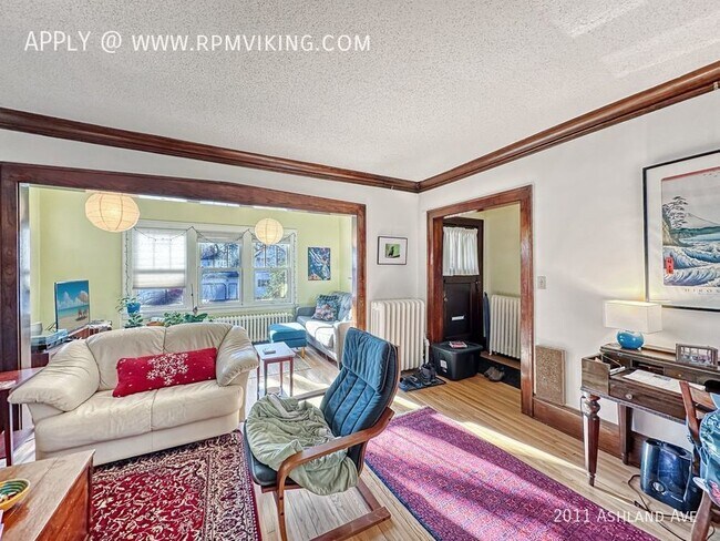 Foto del edificio - 2 Bedroom and Sunroom with 1 Car Garage.