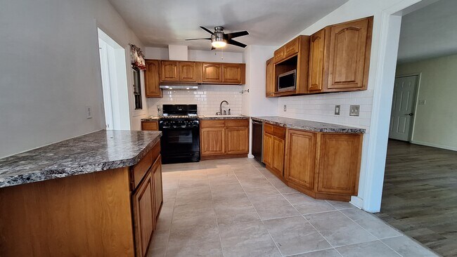 Building Photo - 1301 Sunset Dr