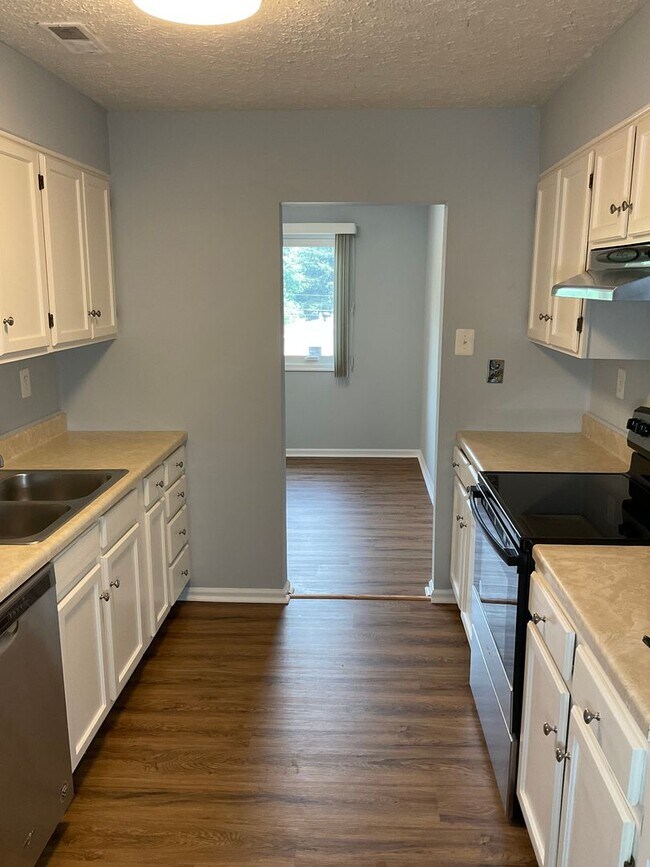 Building Photo - Very well maintained and extra large 3BR 2BA condo moments to Marc Train in Downtown Gaithersburg