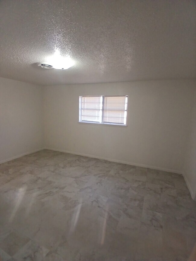 Foto del edificio - 1406 E 1st St