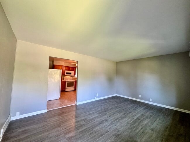Building Photo - 305 N Brookshore Dr