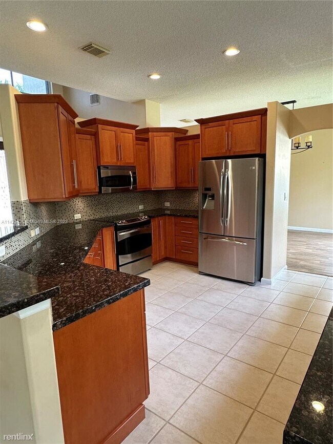 Foto del edificio - 5 br, 3 bath House - 19018 NW 23rd Pl