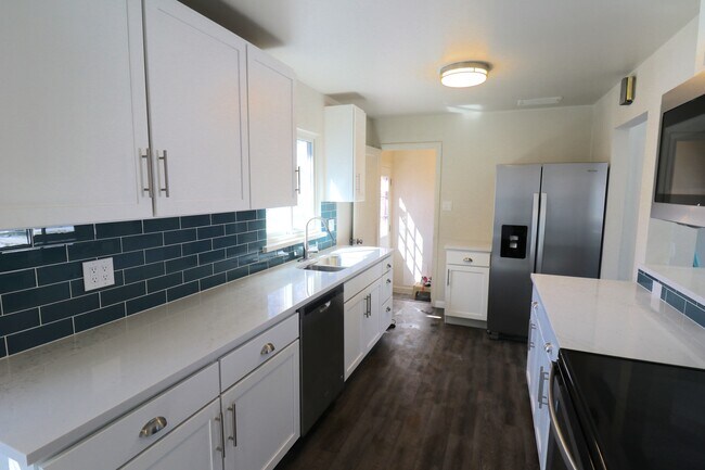 Building Photo - 3035 S Clermont Dr