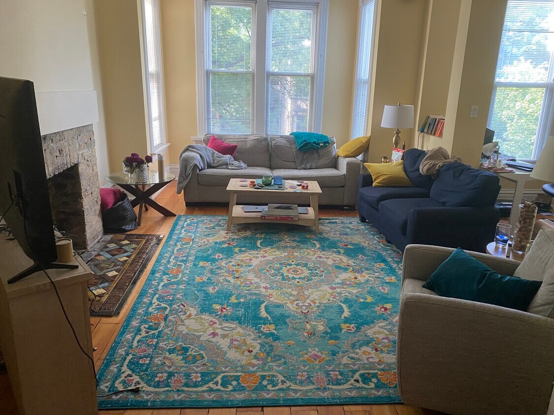 Main floor living room - 906 W Wrightwood Ave