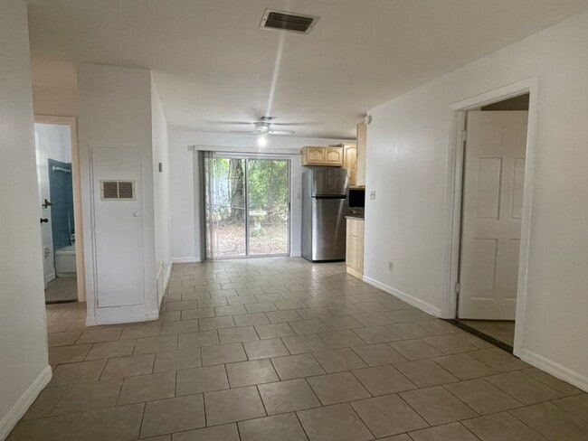 Foto del edificio - 702 Plumosa Ave