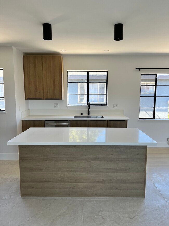 6231 Lexington Ave Unit 2, Los Angeles, CA 90038 Apartments in Los