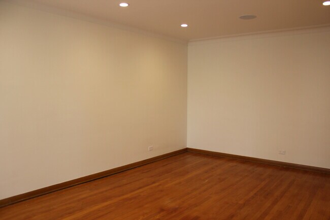 Foto del edificio - 7615 W Devon Ave