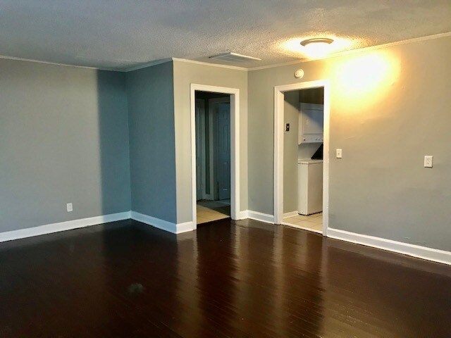 Building Photo - 301 Seldon Dr