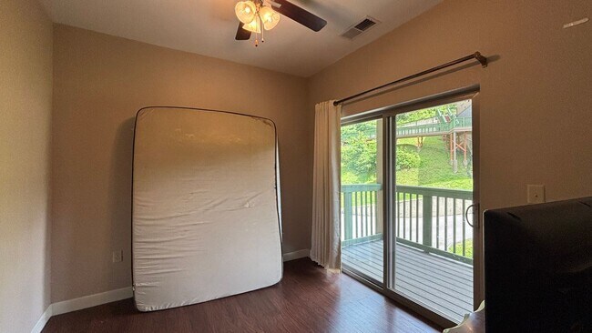 Foto del edificio - 121 Village Dr