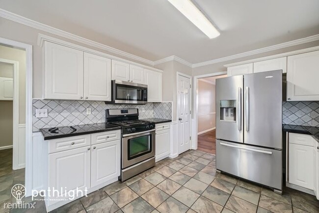 Building Photo - 4 br, 3.5 bath House - 2403 Oak Bluff Dr UNIT
