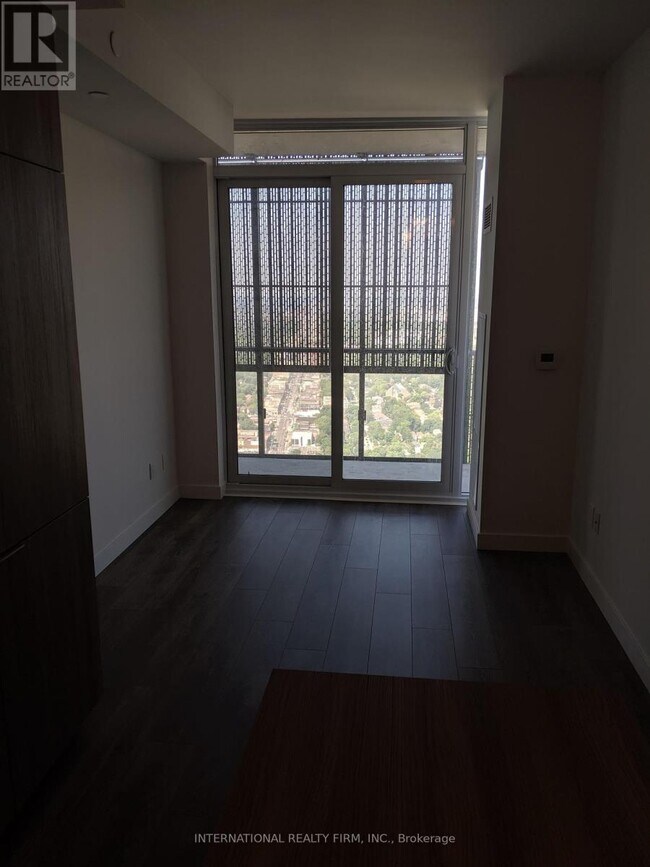 Photo du bâtiment - 5404-5408 EGLINTON Ave