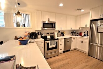 Building Photo - 179 Putnam St