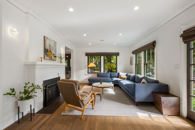 Building Photo - Absolutely Stunning Remodeled 4 Bed/3 Bath Grant Park Dutch Colonial!