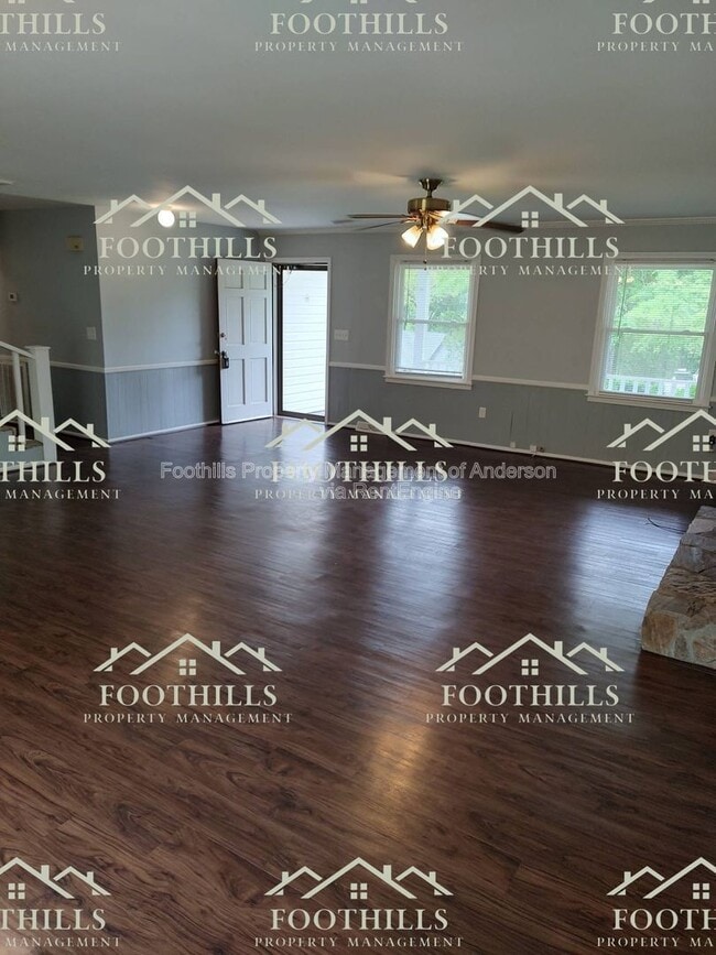 Building Photo - 213 Lake Forest Cir