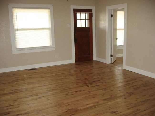 Sala de estar - 604 W 3rd Ave