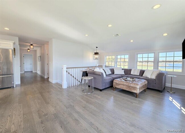 Foto del edificio - 81 Old Field Rd