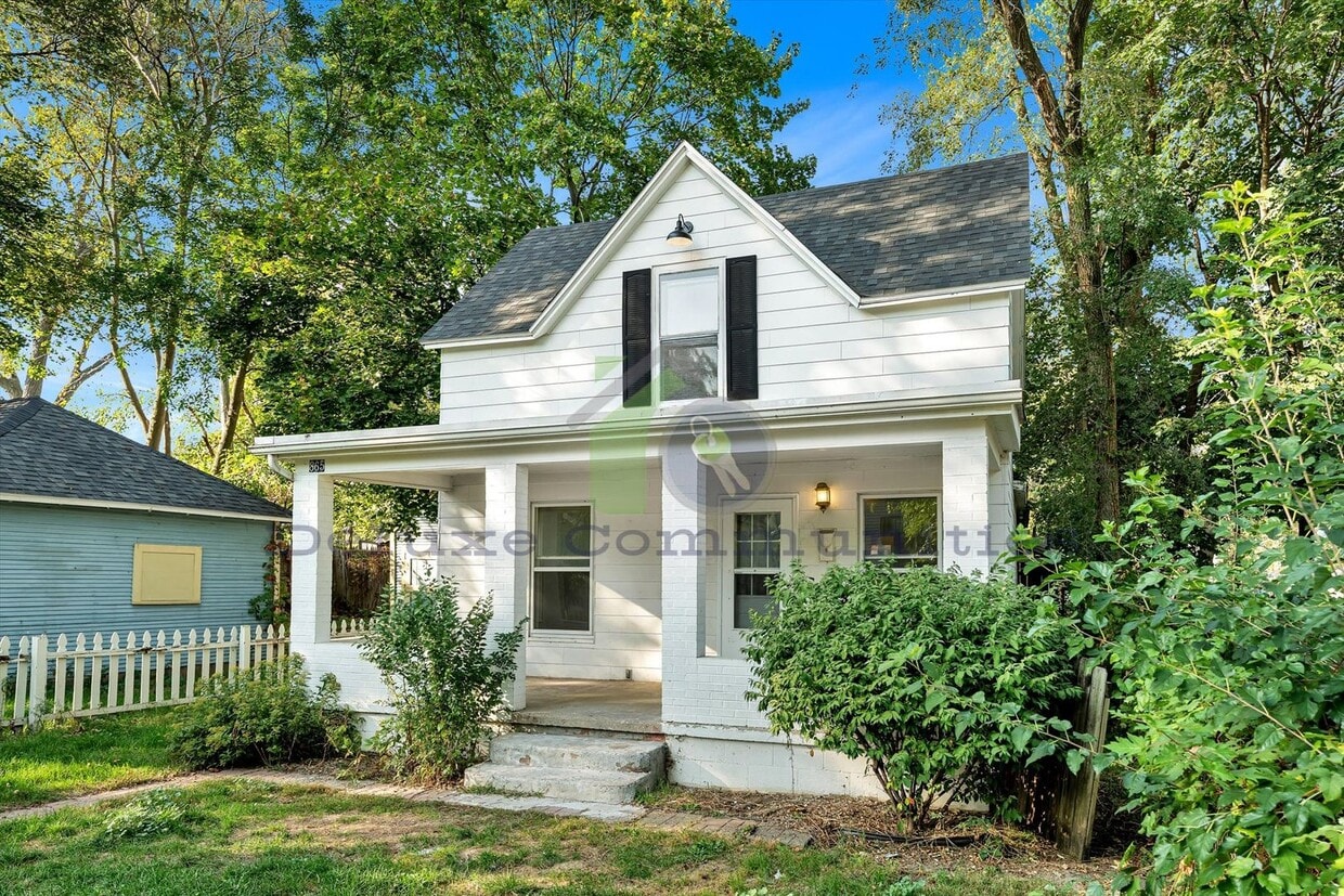 Primary Photo - Remodeled 3BR + Flex Room | Steps from Leo...