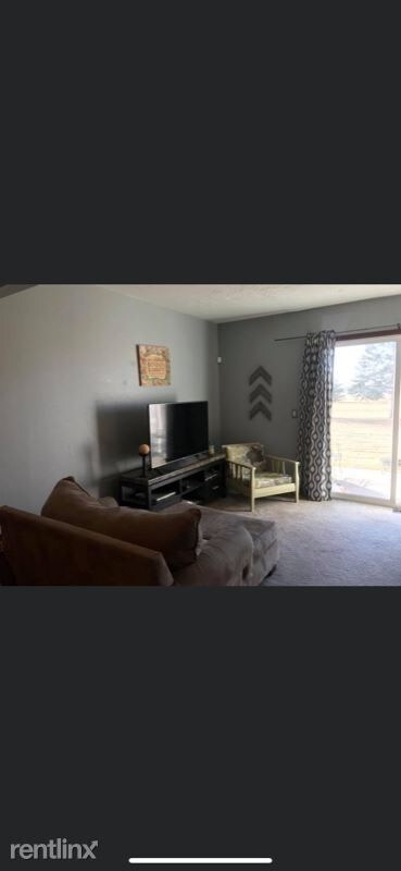 Building Photo - 744 Fairway Dr