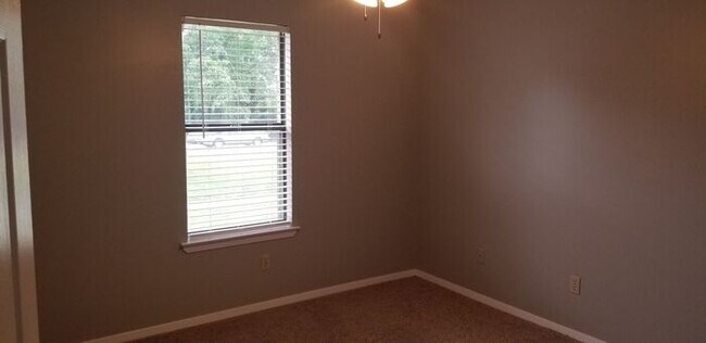 Building Photo - 2 Bd, 1 Ba Duplex, Jacksonville