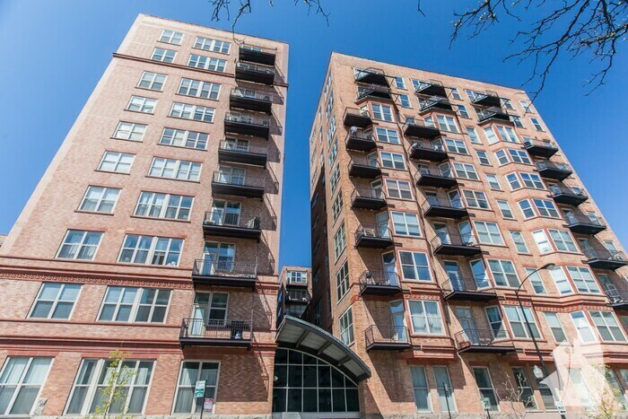 Primary Photo - 500 S Clinton St