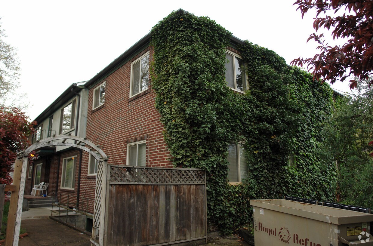 Building Photo - 350 E 18th Ave
