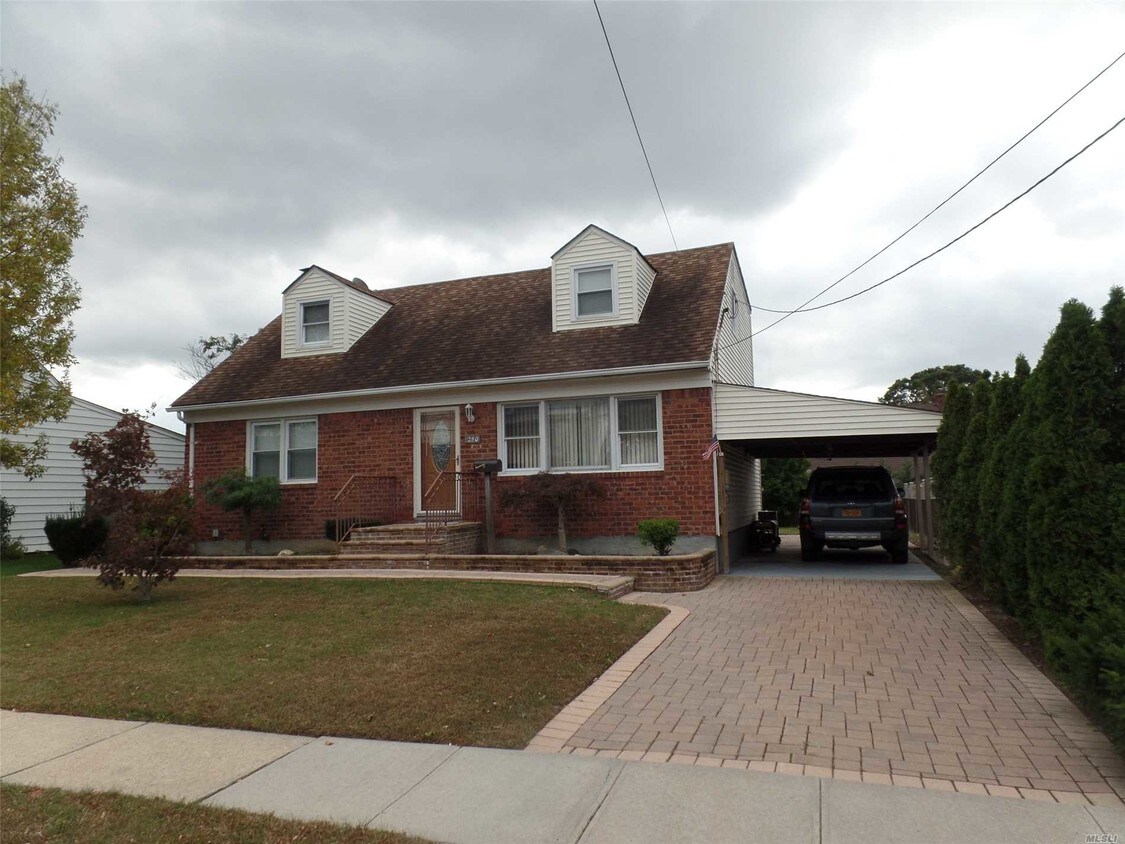 Primary Photo - 250 N Cedar St