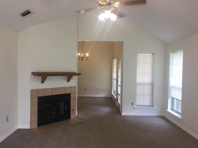 Building Photo - Lovely 2 br 2 ba patio home for lease outs...