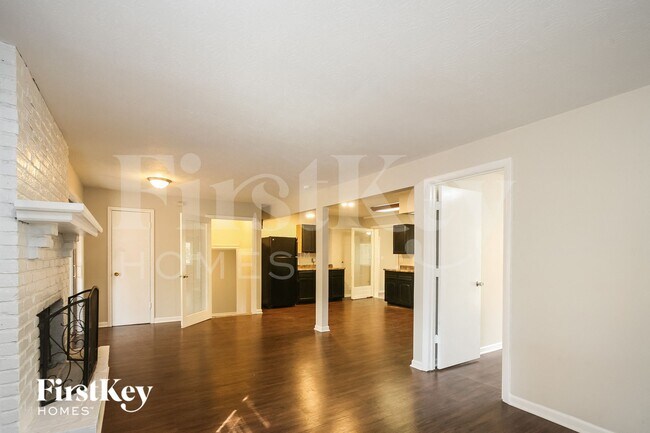 Building Photo - 6925 Bloomfield Dr E