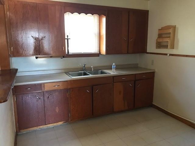 Foto del edificio - 3356 Russell Ave