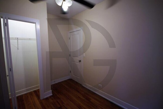 Building Photo - 2 bedroom in CHICAGO IL 60657