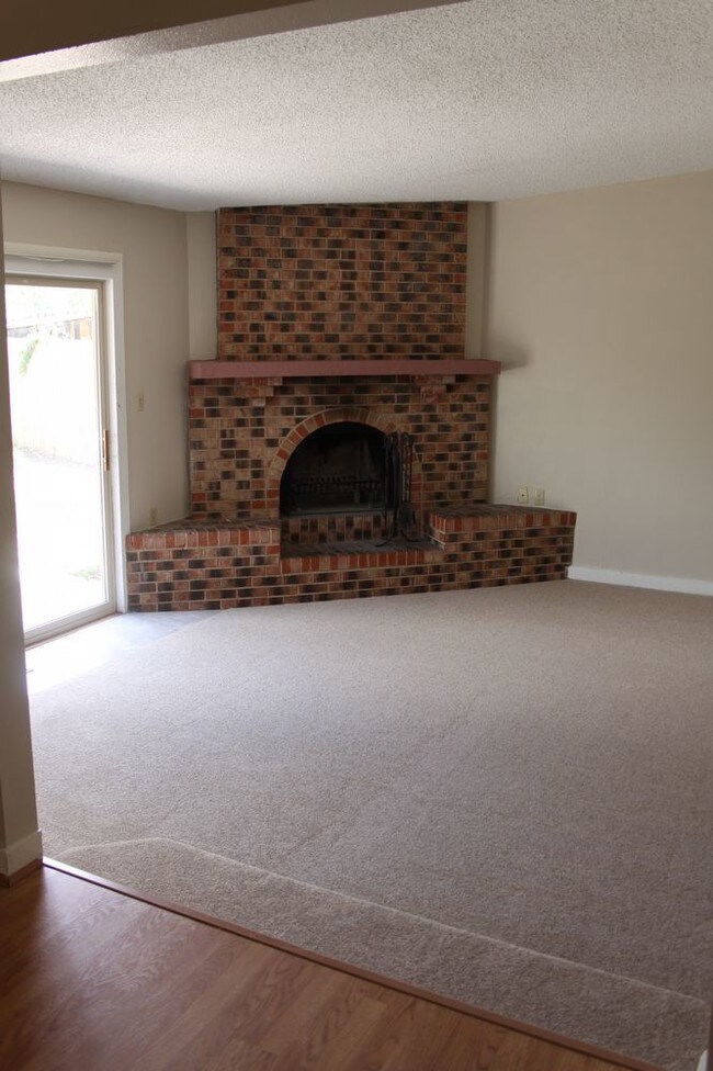 Building Photo - 5 Bedroom / 3 Bath Ranch with A/C