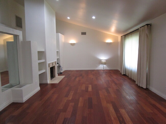 Living Room - 4817 Sylmar Ave