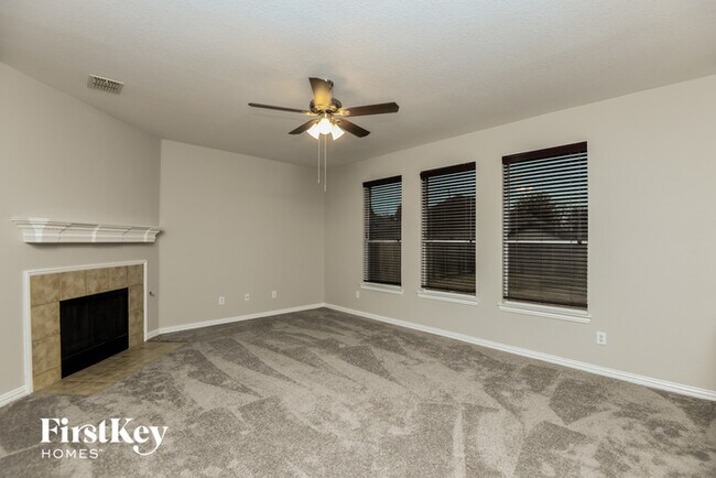 Foto del edificio - 1339 Lake Forest Dr