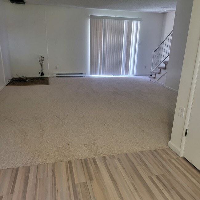 Building Photo - Nice Smithridge condo