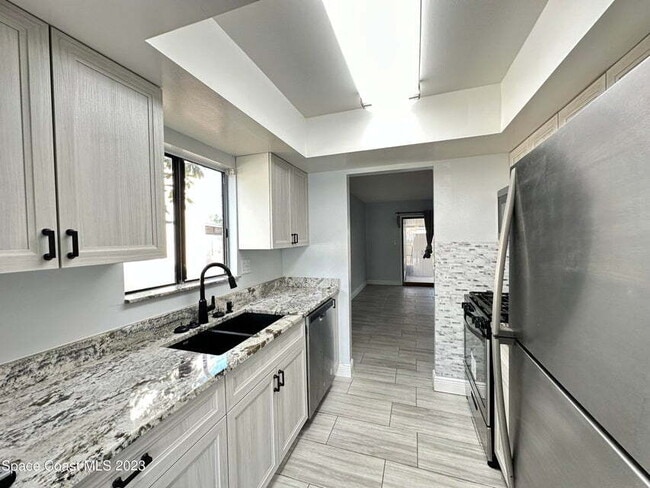 Building Photo - Titusville Townhouse