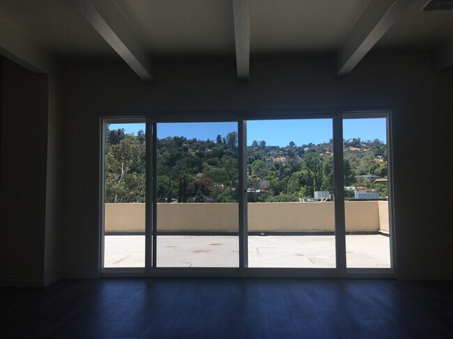 Living - 3121 Hollycrest Dr