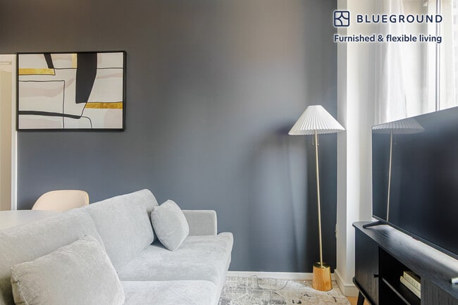 Foto del edificio - 70 W 45th St