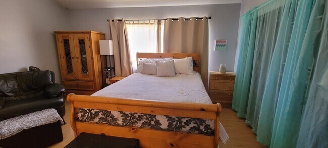 Building Photo - 335 E Plymouth St