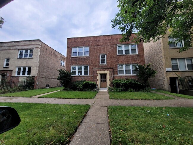 Building Photo - 2732 W Lunt Ave