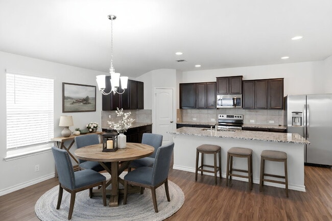 Foto del edificio - Spacious 4 Bedroom Home with Covered Patio in Red River Ranch